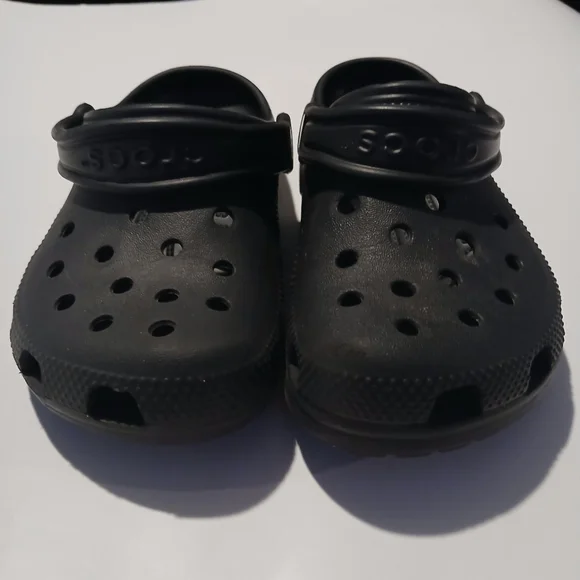 Kids Unisex Black Crocs. Youth Size 1 - Picture 2 of 8